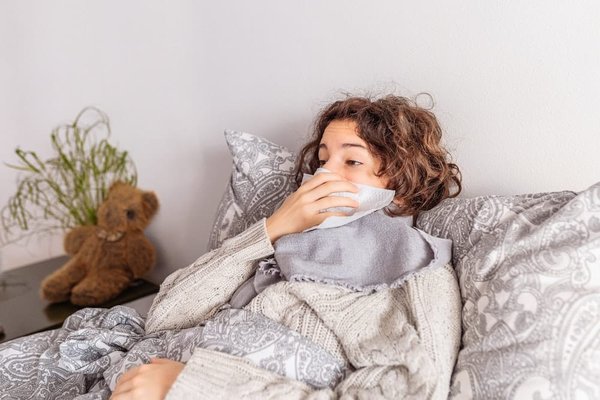 Comment les centres de denturologie gèrent-ils les réactions allergiques aux matériaux ?